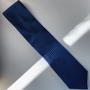 DONALD J. TRUMP SIGNATURE Classic Navy Blue Dotted Tie (Tahitian Pearl Natte)